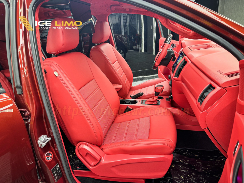 Độ Limousine Everest ghế VIP màu đỏ 3